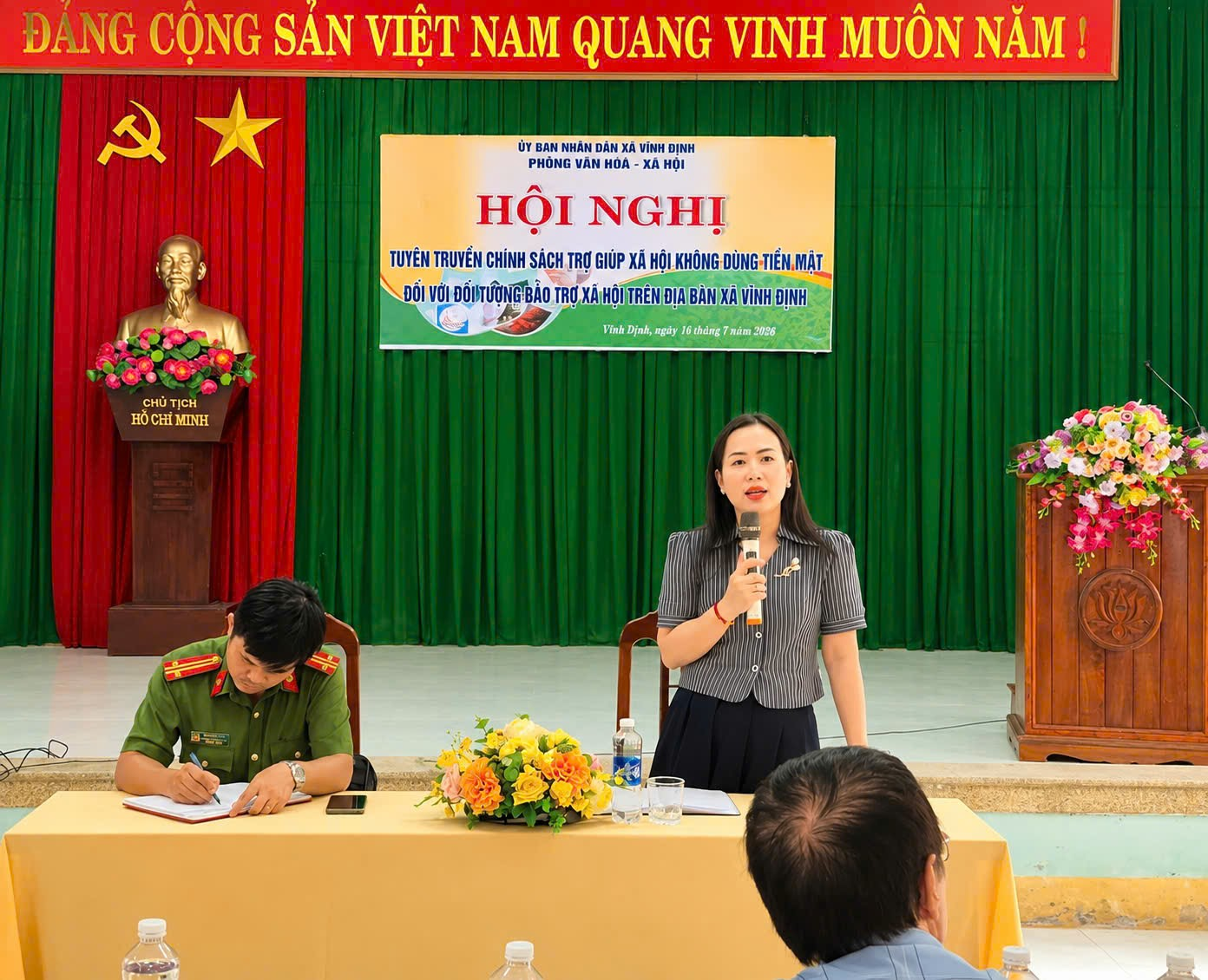 Đồng chí Đào Thị Nhung - Phó Trưởng phòng phụ trách Phòng Văn hóa - Xã hội xã tuyên truyền tại hội nghị.