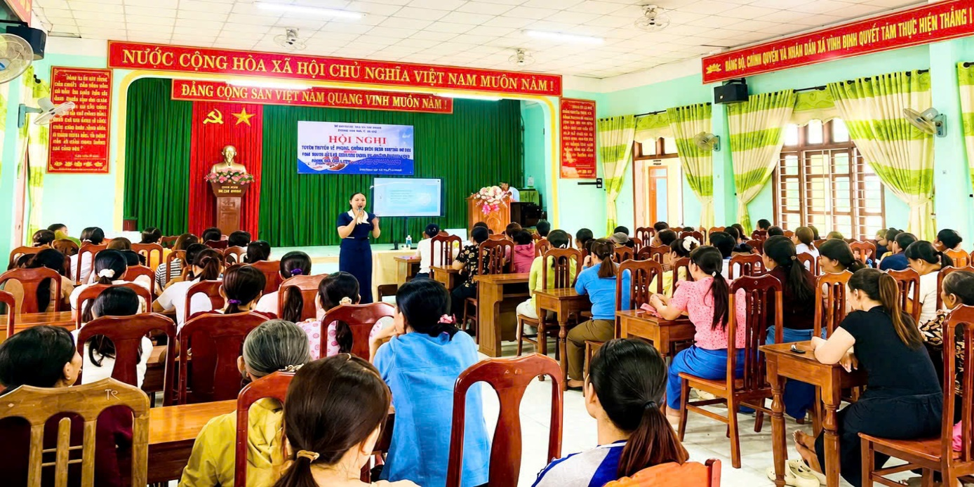Báo cáo viên của Trạm Y tế xã truyền thông về tiêm chủng mở rộng