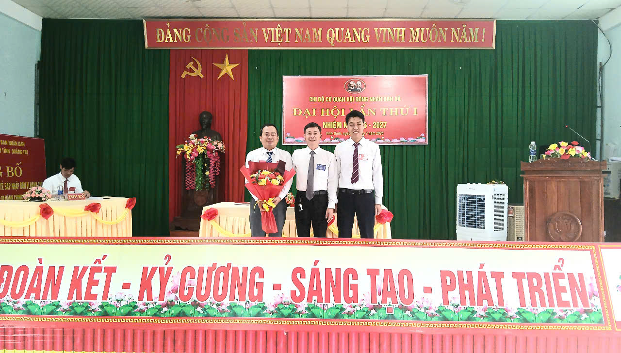 Đ/c Phan Hồng Phúc - - Phó Bí thư Thường trực Đảng uỷ, Bí thư Đảng uỷ, Thủ trưởng các cơ quan Đảng xã Vĩnh Định tặng hoa chúc mừng