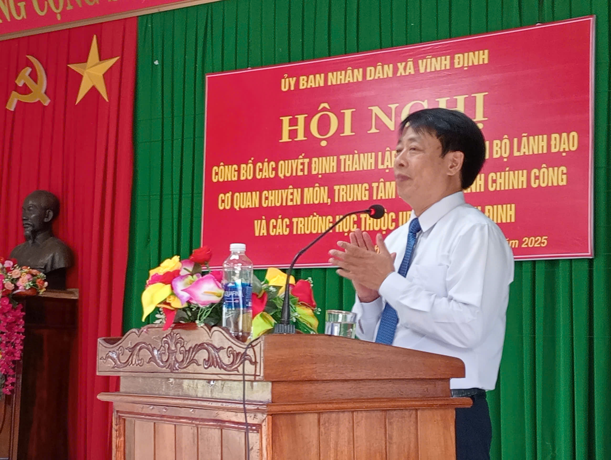 Đồng chí Nguyễn Thế Hậu - Phó Bí thư Đảng ủy, Chủ tịch UBND xã phát biểu chúc mừng