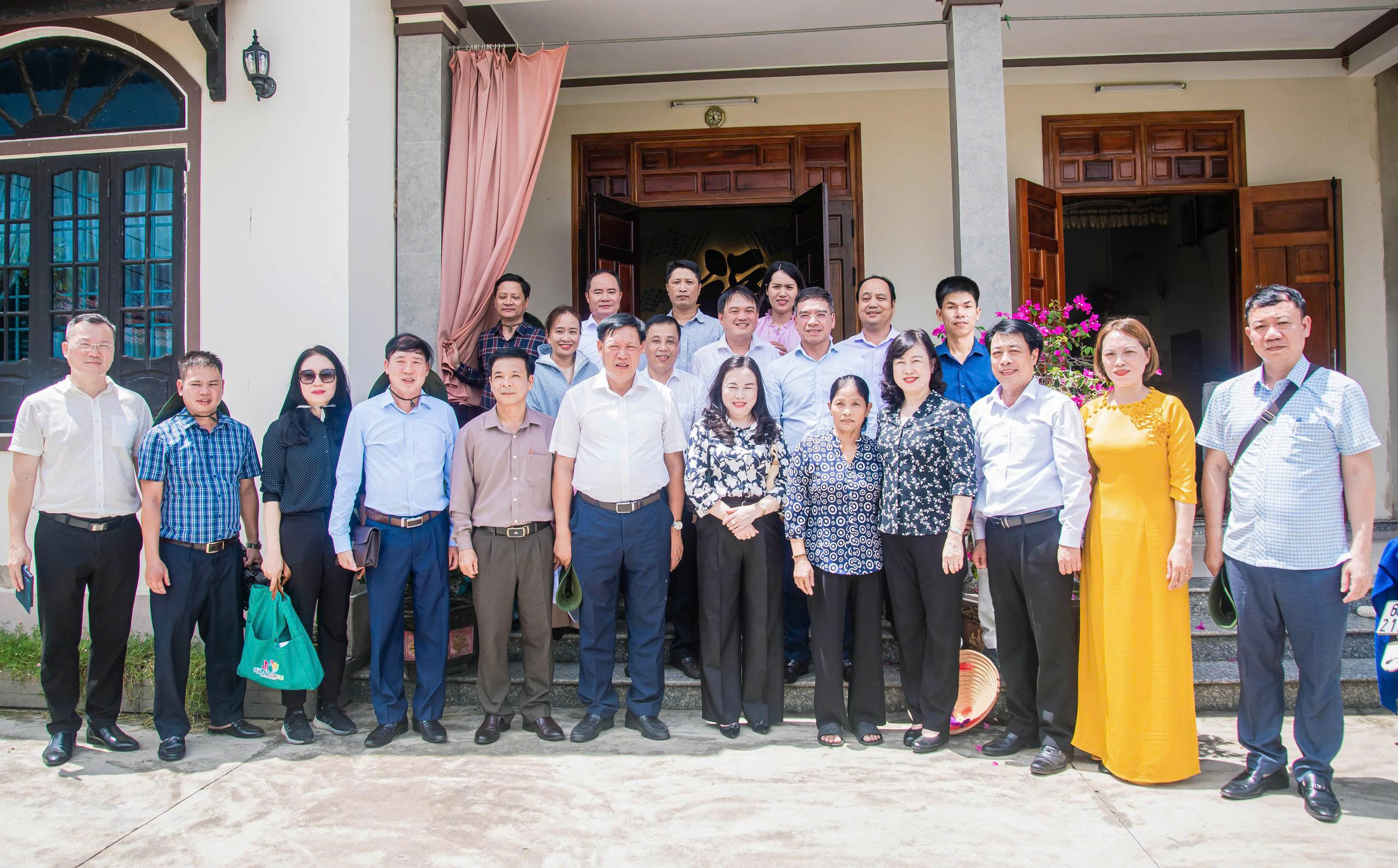Đoàn công tác chụp ảnh lưu niệm cùng lãnh đạo địa phương và gia đình thân nhân Liệt sĩ AH LLVT Lê Thị Tuyết