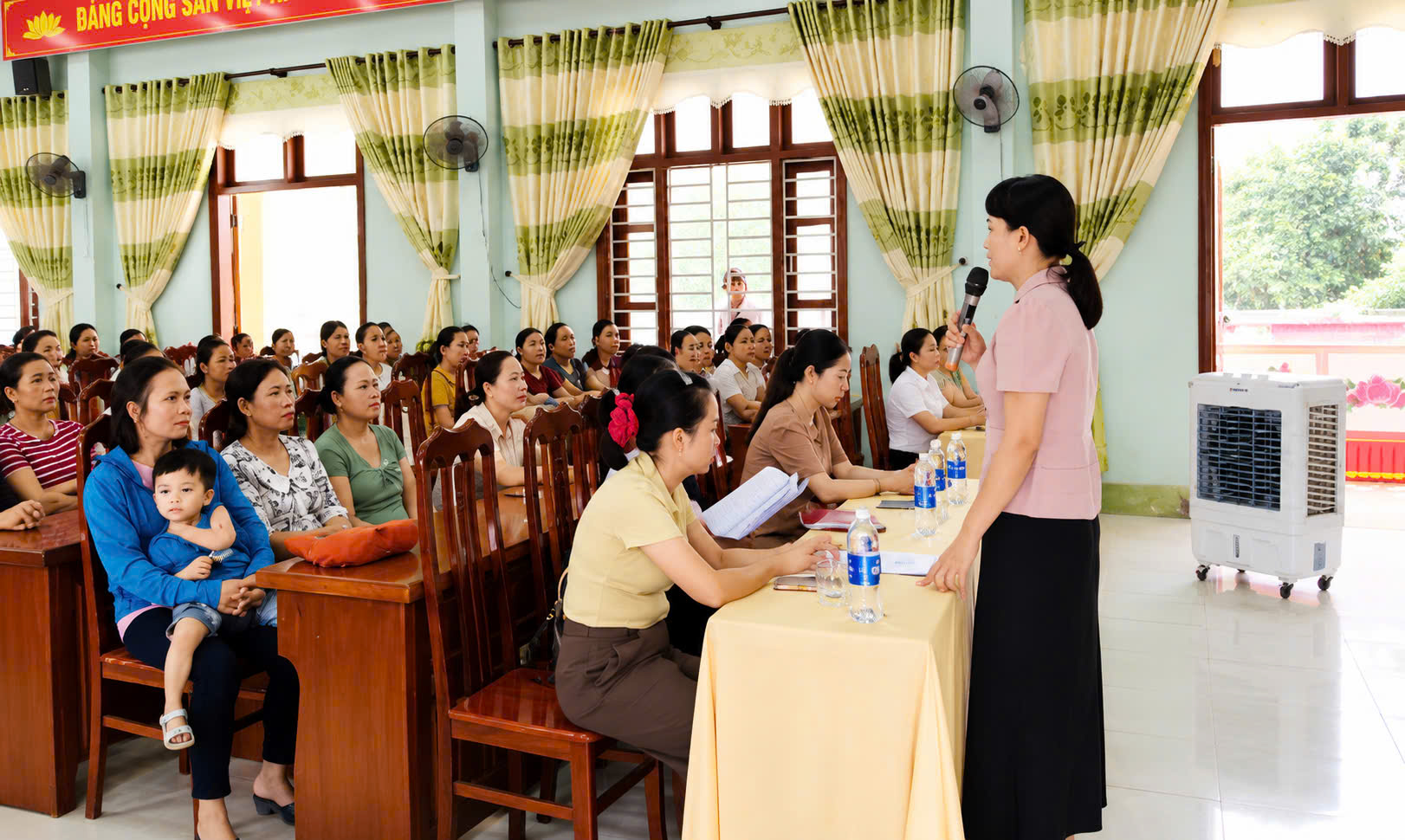 Đ/c Đoàn Thị Bé - Phụ trách Trạm Y tế xã làm báo cáo viên tại Hội nghị