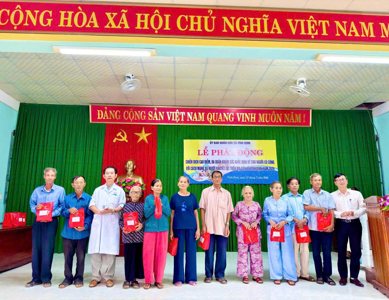 Đ/c Phan Hồng Phúc - Phó Bí thư TT Đảng uỷ xã, Bs CKI Lê Quang Tuyến - Phó Giám đốc BVĐKKV Triệu Hải trao quà cho các đối tượng.