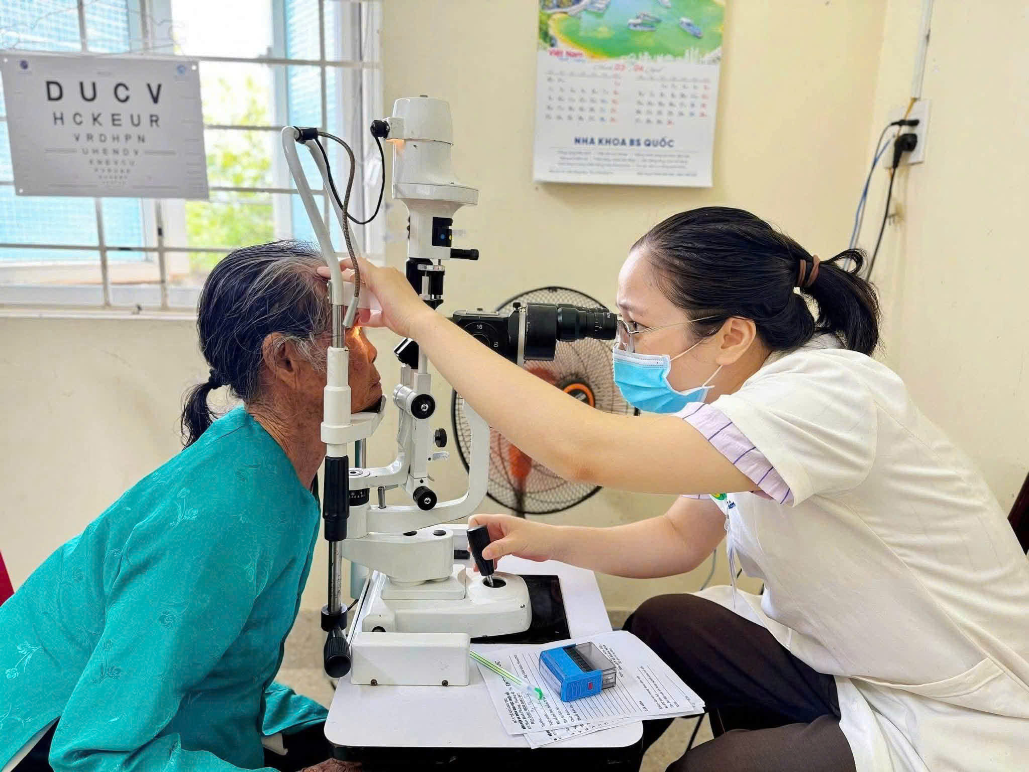 Các y, bác sĩ khám sức khỏe cho người có công với cách mạng và người khuyết tật trên địa bàn xã.