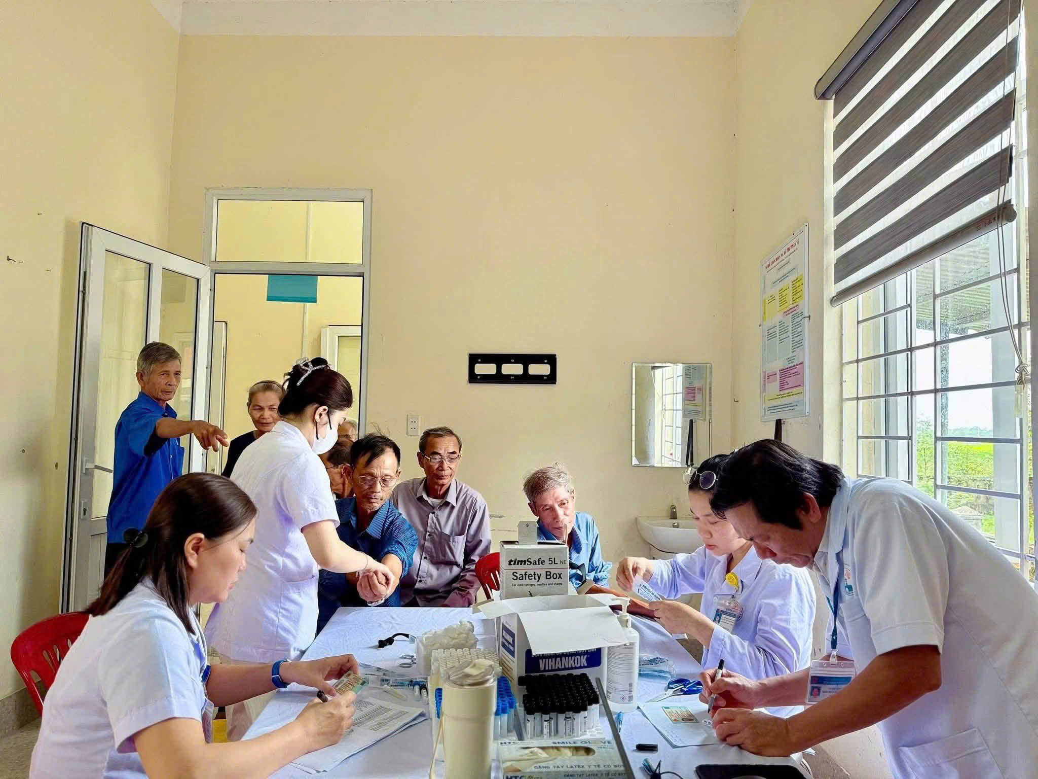 Các y, bác sĩ khám sức khỏe cho người có công với cách mạng và người khuyết tật trên địa bàn xã.