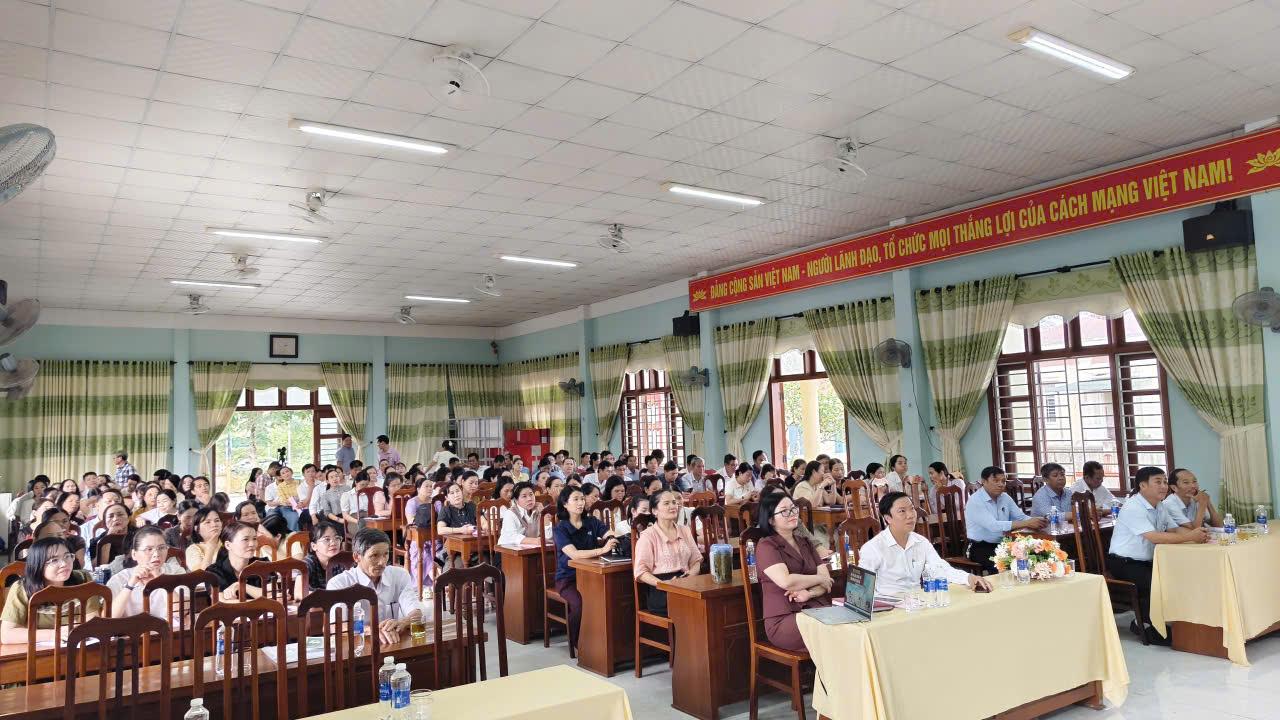 UBND XÃ VĨNH ĐỊNH TỔ CHỨC HỘI NGHỊ BỒI DƯỠNG, TẬP HUẤN CHÍNH TRỊ HÈ NĂM 2026