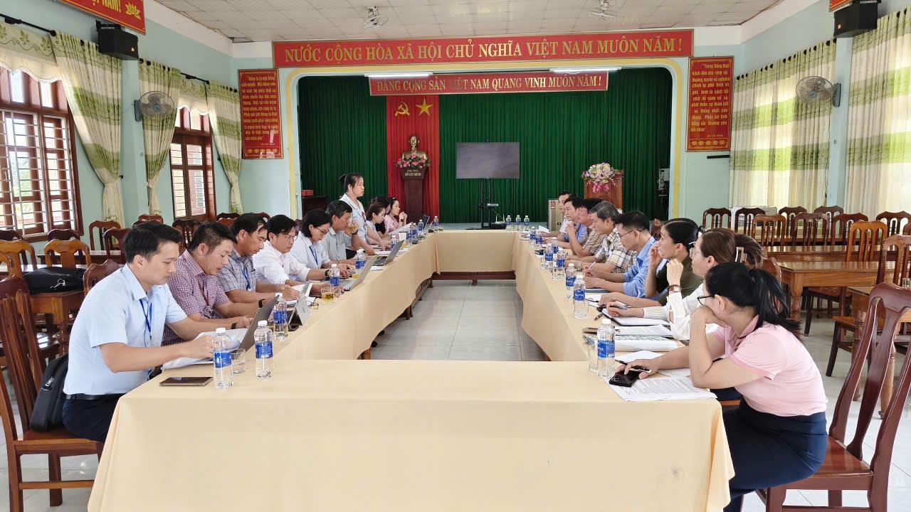 Đoàn kiểm tra công tác Cải cách hành chính tỉnh làm việc tại xã Vĩnh Định